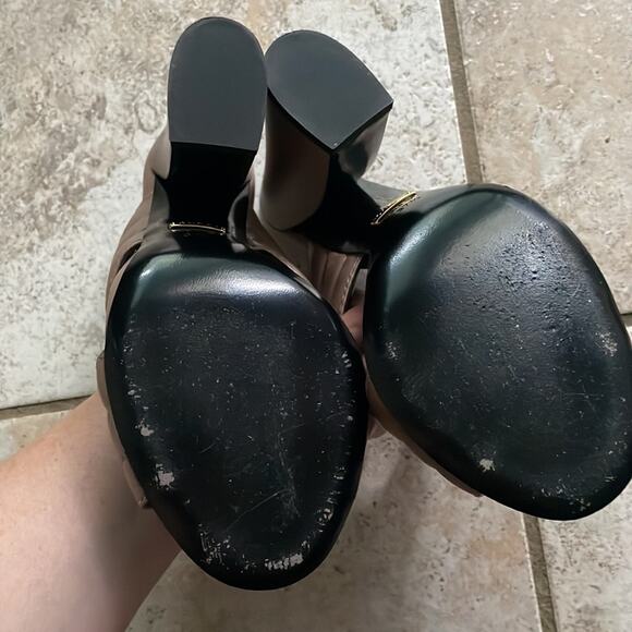 Gucci Leather 'Webby' Crossover Mules - Picture 11 of 15